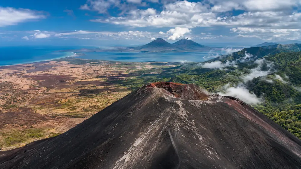 Una vista escénica que muestra el volcán Cerro Negro, la árida costa del Pacífico y las exuberantes tierras altas del norte de Nicaragua.
