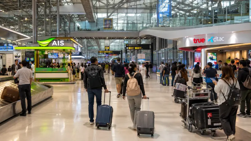 Γκισέ καρτών SIM των AIS και True-dtac τοποθετημένα κατά μήκος της διαδρομής διεθνών αφίξεων στο αεροδρόμιο Bangkok Suvarnabhumi.