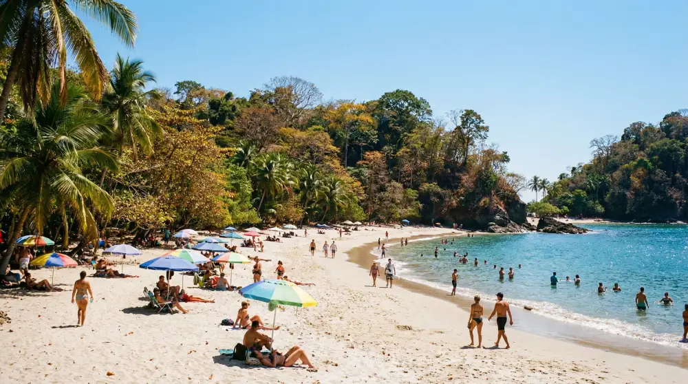 תיירים נהנים מהחוף השמשי והעמוס של אספדילה במנואל אנטוניו, קוסטה ריקה במהלך עונת השיא היבשה.