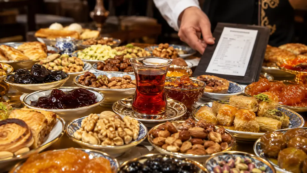 چیدمان چای سنتی آذربایجانی با بشقابهای جانبی زیاد، نمایانگر کلاهبرداریهای رایج گردشگری.