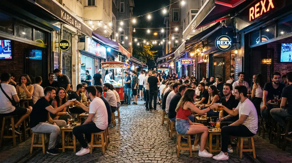 ラマダン中のイスタンブールのナイトライフ地区でビールを飲みながら社交する人々。