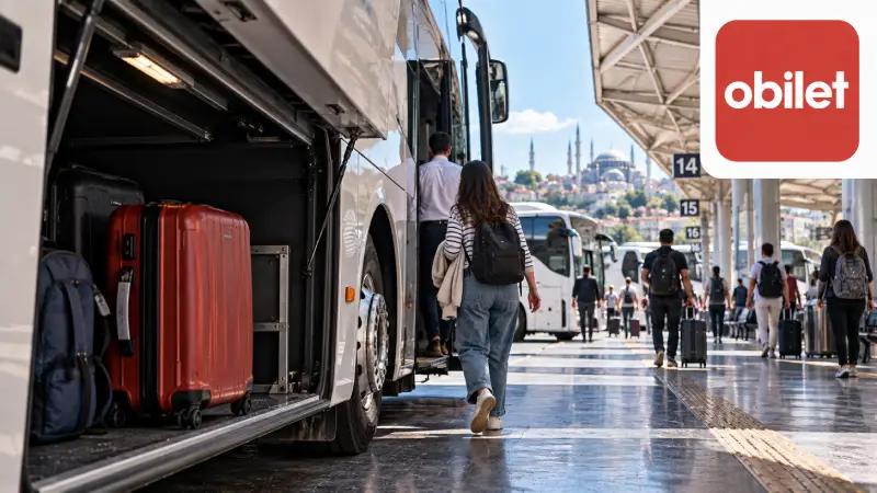 Reiziger met bagage naast een intercitybus bij een Turks busstation, met het oorspronkelijke rode Obilet-app-pictogram.