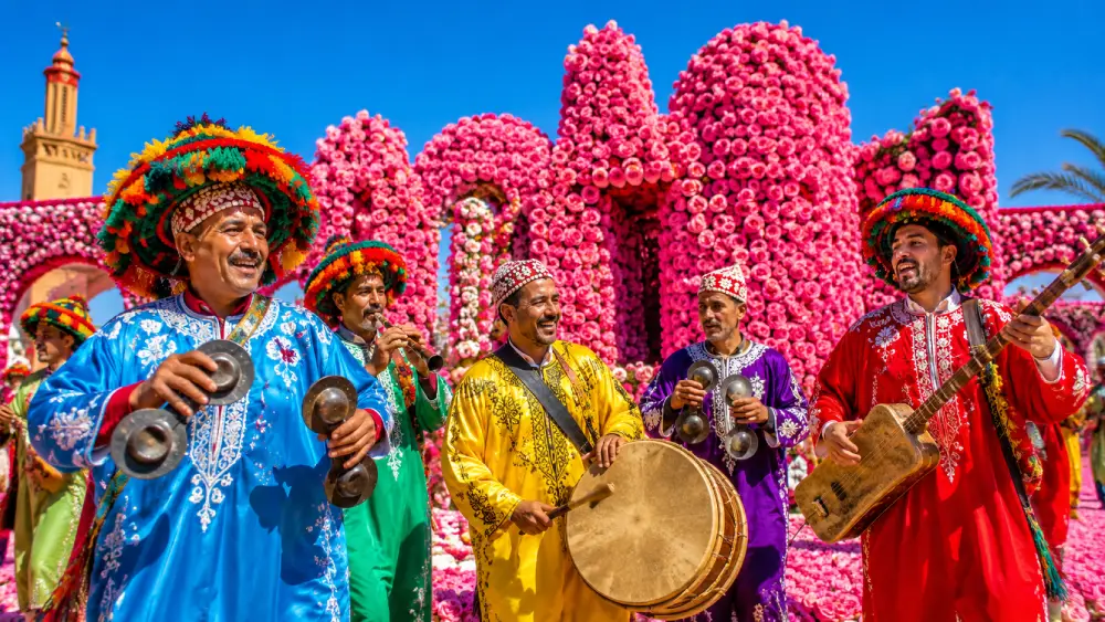 Eine lebendige marokkanische Festfeier mit Musikern und rosa Rosen.